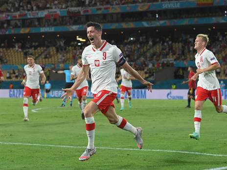 לבנדובסקי. האם בפולין דנים בתלות של הנבחרת בו? (Getty)