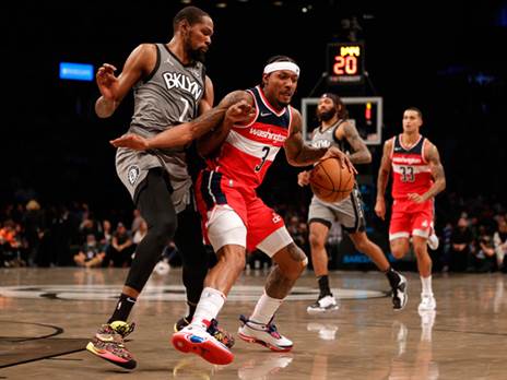 ביל מול דוראנט. הכוכב של ברוקלין יצא עם ידו על העליונה (GETTY)