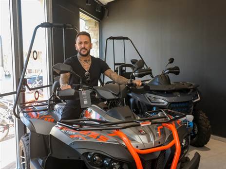 אסי בוזגלו (רונן טופלברג)