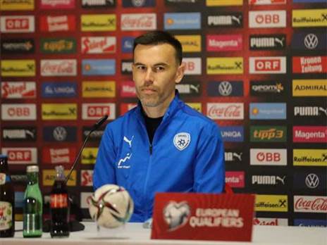 ביברס נאתכו במסיבת העיתונאים. יודע שהנבחרת זקוקה לנס