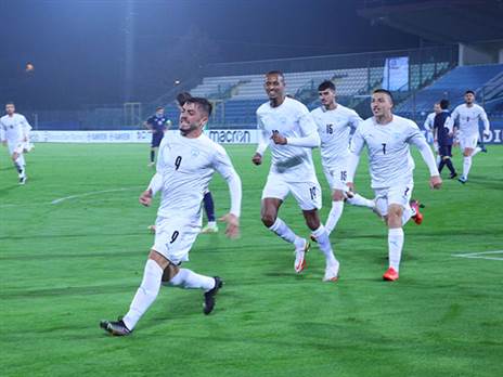 סיימו את המשחק מוקדם. שחקני הצעירה חוגגים (ההתאחדות לכדורגל בישראל)