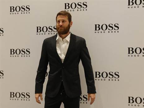 הקפטן עם החליפה החדשה (האתר הרשמי של מכבי ת"א)