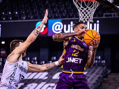 מיקייל קייזר מנסה להחזיק בכדור. לא פשוט ברומניה (ליגת האלופות של פיב"א)