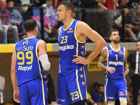 שומר על יציבות. ז'יז'יץ' (ברני ארדוב)