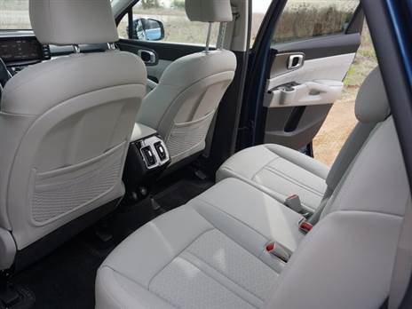 המושבים בשורה שתיים מרווחים ונוחים מאוד. ניתן להקטין או להגדיל את מרחב השורה השלישית על ידי הזזתם על מסילה