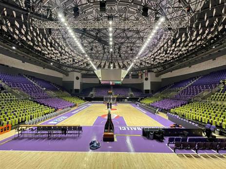 האולם ערוך ומוכן: הבלונים שהונחו על הכיסאות בהיכל הטוטו