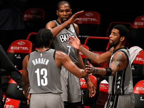 נראו מדהים ב-16 משחקים. דוראנט, הארדן ואירווינג בזמנים שמחים יותר (Getty)