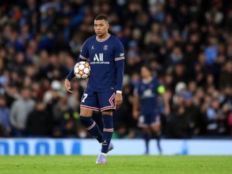 יעזוב? אמבפה מהורהר (Getty)