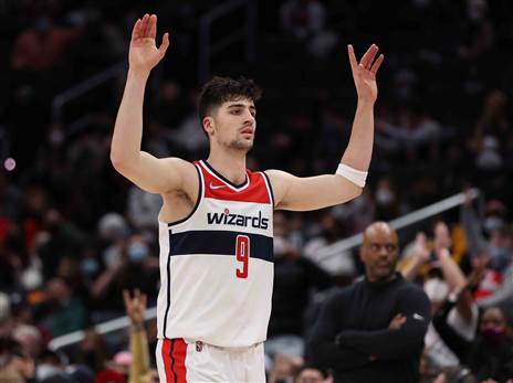 "צריך לשחק 40 דק' בממוצע. עייף? שישתה משקה אנרגיה" (Getty)