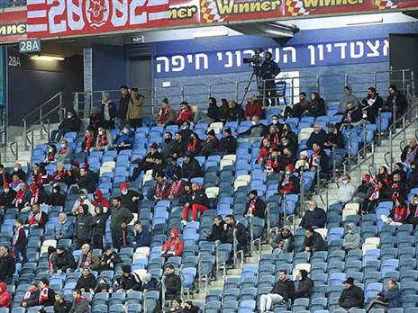 אוהדי הפועל חיפה. בהצלחה לכולם (ברני ארדוב)