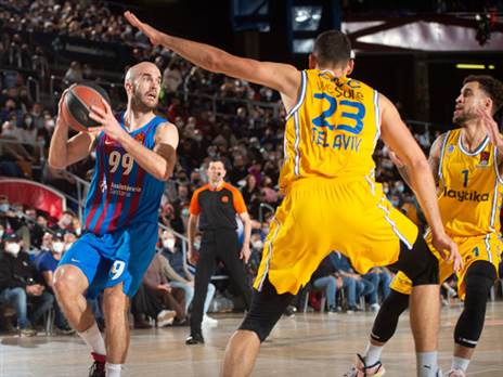 ניק קלאת'ס מתמודד מול שחקני מכבי תל אביב. קצב נהדר היה בספרד (Getty)