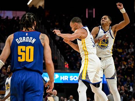 פול חוגג עם קרי. נכנס לנעלי דוראנט (GETTY)