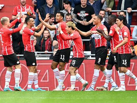 שחקני פ.ס.וו חוגגים (Getty)