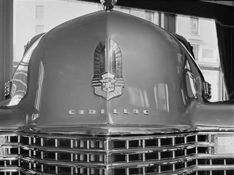 לאורך השנים קאדילק שינתה את עיצוב הלוגו של המכוניות לפחות 30 פעם, אבל הגרעין נשאר מבוסס על סמלי המשפחה של החוקר הצרפתי לה מוט