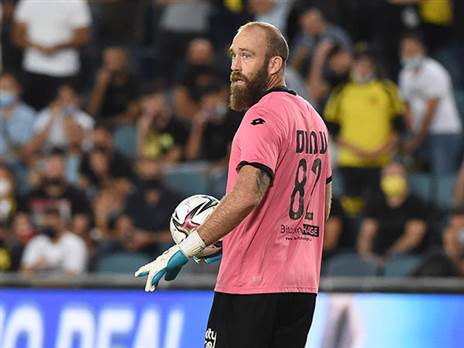 עמוס. שחקנים מאוכזבים משחרורו (ברני ארדוב)