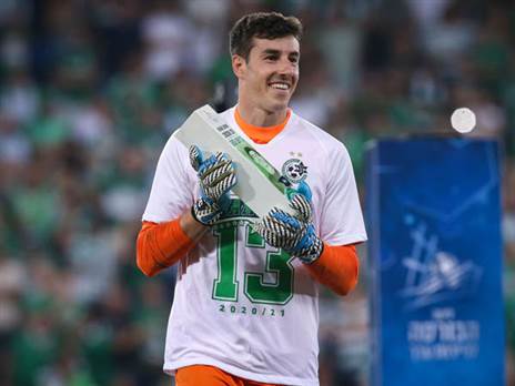 שחקן העונה נשאר. ג'וש כהן עם הפרס (צילום: מאור אלקסלסי)