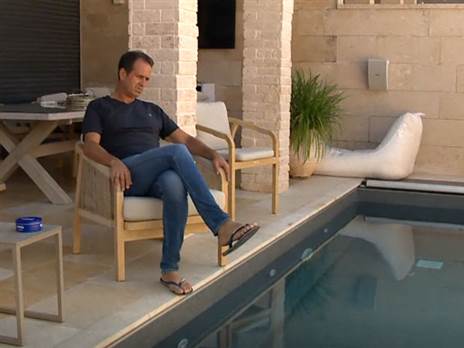 חיכה לרגע הנכון לדבר, לוי