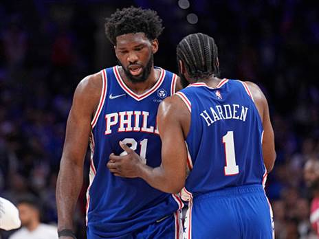 "חושבים ביחד איך לעזור לקבוצה". אמביד והארדן (Getty)