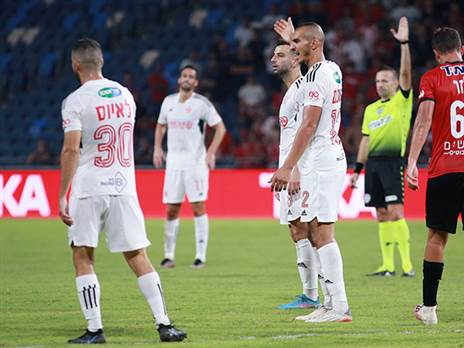 שחקני הפועל ת"א. הקבוצה גרעה את אייזן (אלן שיבר)