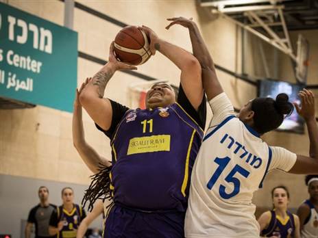 אדאמס במדי חולון (קרדיט: מנהלת ליגת העל לנשים בכדורסל)