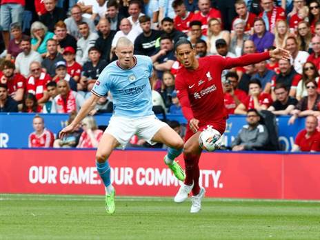 מפגש ראשון מאז מגן הקהילה. ואן דייק והולאנד (Kieran Galvin/DeFodi Images via Getty Images)