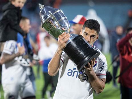 עוד תואר לארון. סוארס ( Ernesto Ryan/Agencia Gamba/Getty Images)