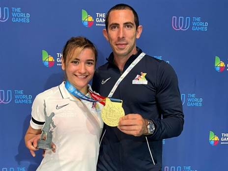 שיר עם מאמנה אלכס דר