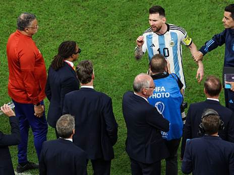 יותר דומה לדייגו. מסי מול ואן חאל (getty)