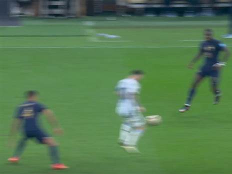 ומסר למסי ששחרר במהירות שהפתיעה גם את המצלמה