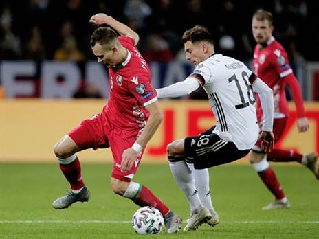 פוליאקוב מנסה לעצור את לאון גורצקה. יחזק את ההגנה של רוני לוי (GETTY)