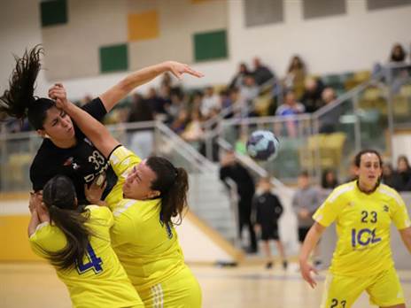 מור שאול יורה לכיוון השער של מכבי ראשל''צ (קרדני: בנות הרצליה)