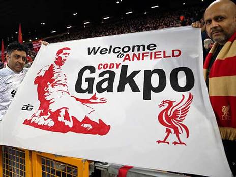 אוהדי ליברפול מחכים לרכש החדש שלהם (GETTY)