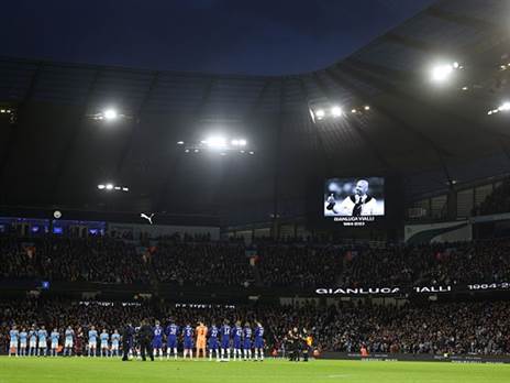 המשחק נפתח בדקת מחיאות כפיים לוויאלי (GETTY)