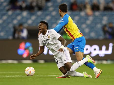 הגנת העטלפים עשתה חיים קשים לריאל מדריד (Yasser Bakhsh/Getty Images)