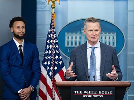 קרי וקר בחדר התדרוכים של הבית הלבן (getty)