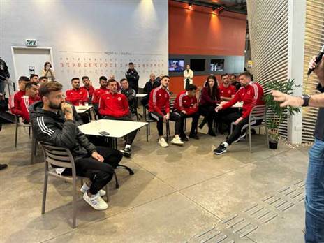 אנשי הפועל ת"א במרכז "נא לגעת"