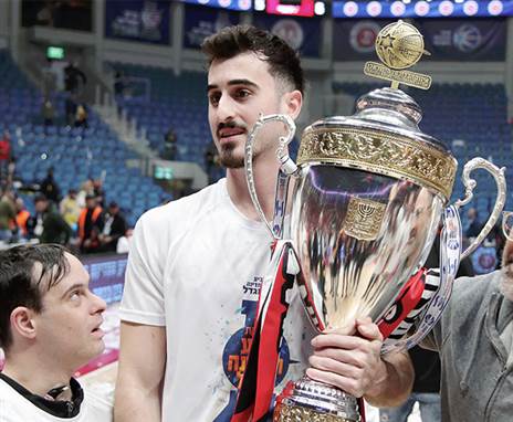 חלק משמעותי בגביע. קורנליוס (אלן שיבר)