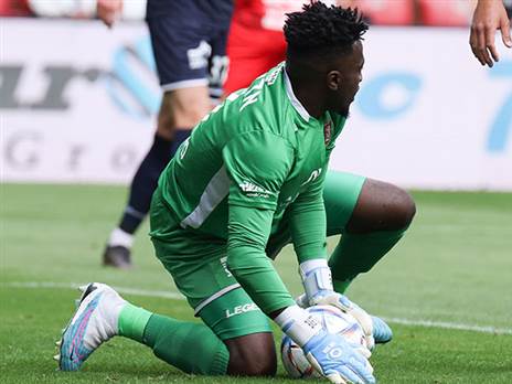 אדליי. סירב לשחרר את הכדור לחופשי (דני מרון)