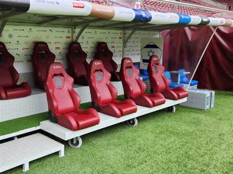 ספסל הנבחרת באצטדיון בג'נבה (מוטי פשכצקי)