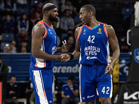 סינגלטון ודנסטון. שבוע לא פשוט (Euroleague Basketball via Getty)