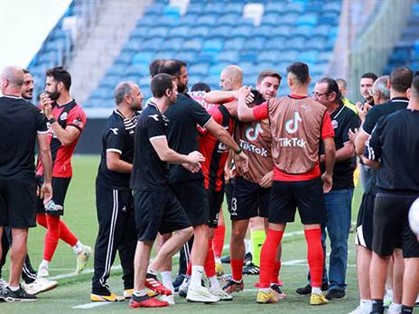 שחקני הקבוצה תמכו בו ביציאה מהמגרש (צילום: קובי אליהו)