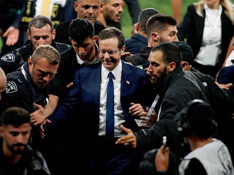 הרצוג. נאלצו למלט אותו מהמגרש (אלן שיבר)