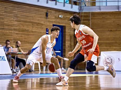 יעקב. חילק 5 אסיסטים ברבע הראשון (FIBA)
