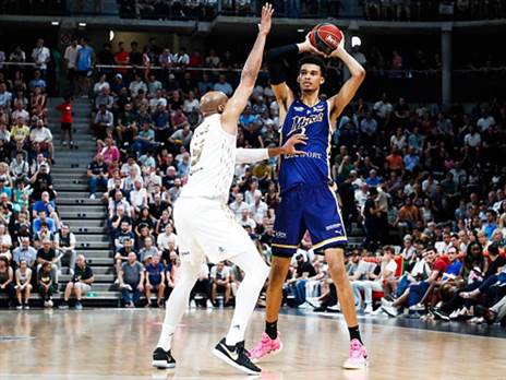 טיוס בהגנה. עוזב את הדבושן (Romain Biard/Icon Sport via Getty Images)