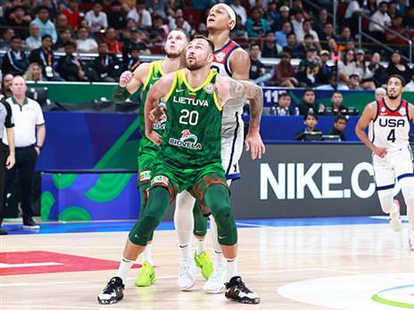 מתקשים מתחת לסל (Nathaniel S. Butler/NBAE via Getty Images)