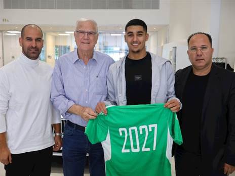 חלאיילי לצד יעקב שחר, גל אלברמן ואיציק עובדיה (האתר הרשמי של מכבי חיפה)