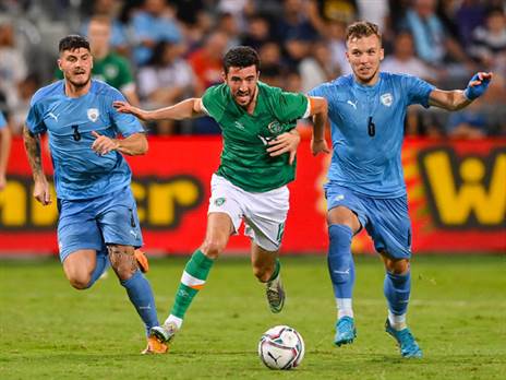 עזז מול נבחרת ישראל. יכול גם לשחק במדי הכחולים-לבנים (Getty)