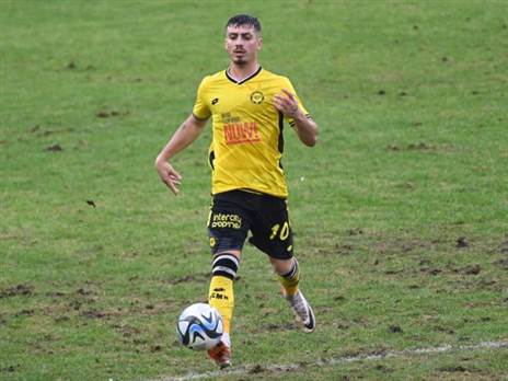 עוז בילו מנסה ללהטט על הדשא (ברני ארדוב)