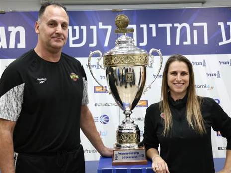 דני גוט לצד לימור פלג עם הגביע (דני מרון, איגוד הכדורסל)