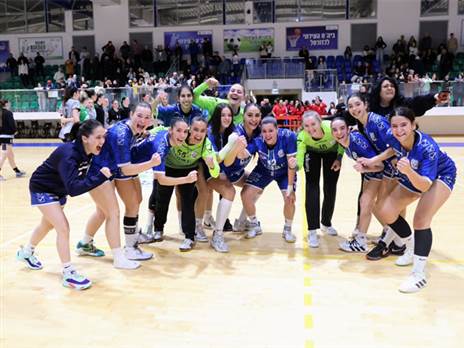 ינסו להפתיע, מ.כ חולון (הדר ואן קולא, איגוד הכדוריד)